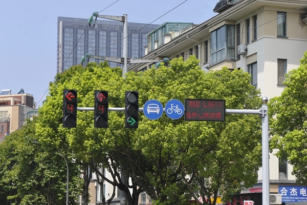 交通違法即時(shí)告知你 首塊智能led電子屏在鄞州上崗