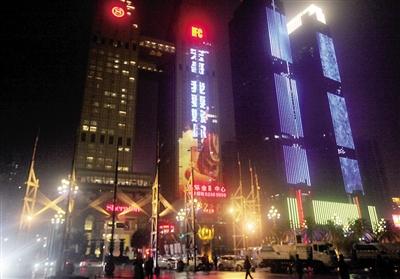 昨晚8點，南濱路上LED大屏“宏哥我要嫁你”。