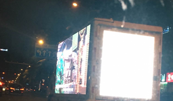 ?？谑忻耖_車遇LED屏廣告險(xiǎn)撞人 企業(yè)：有人來查我搞定 